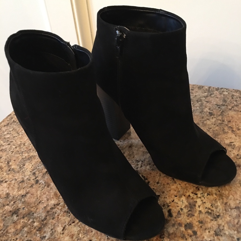 Bamboo peep toe heeled booties size 9